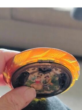 Vintage Apple Juice Bakelite powder compact 💛